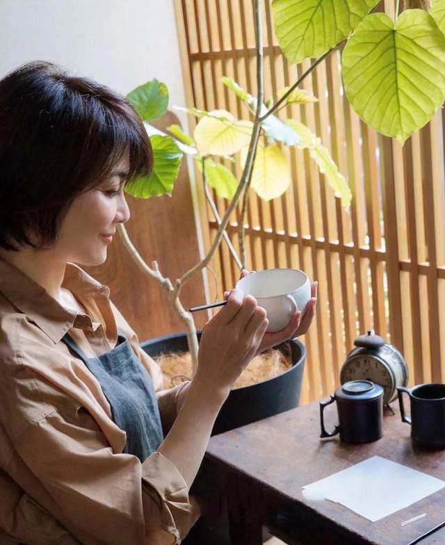 透了：那些看似的幸福全是硬撑出来的ky开元棋牌住日本主妇家一周我算看(图1)